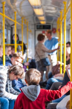 Arkadan metro vagonu içinde çocuk.