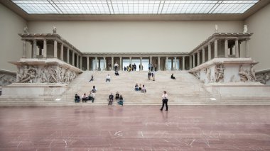 Turistler Hall Pergamon Müzesi içinde