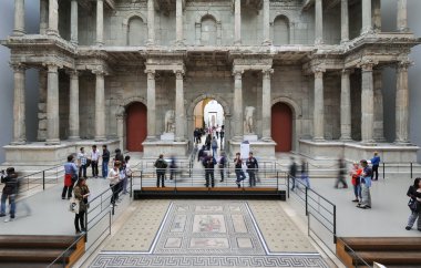 Turistler Pergamon Müzesi içinde.