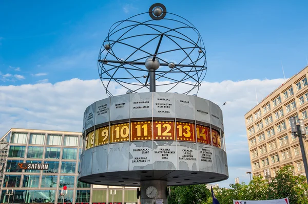 De Weltzeituhr (de klok van de wereld) in Alexanderplatz. — Stockfoto