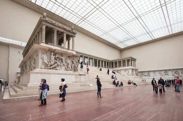 Turistas dentro de la Sala del Museo Pérgamo — Foto de Stock