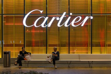 Dubai Mall alışveriş merkezinin dışında Cartier işareti.