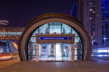 Jumeirah Lakes Tower metro istasyonu