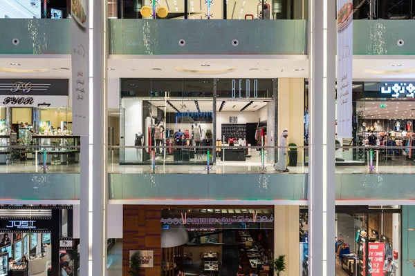 Gente caminando dentro del centro comercial Dubai . — Foto de Stock