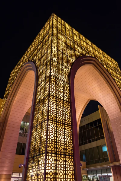 Entrada no shopping Dubai à noite . — Fotografia de Stock