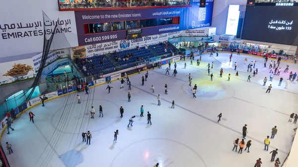 Pessoas se divertindo dentro da pista de gelo do Dubai Mall — Fotografia de Stock