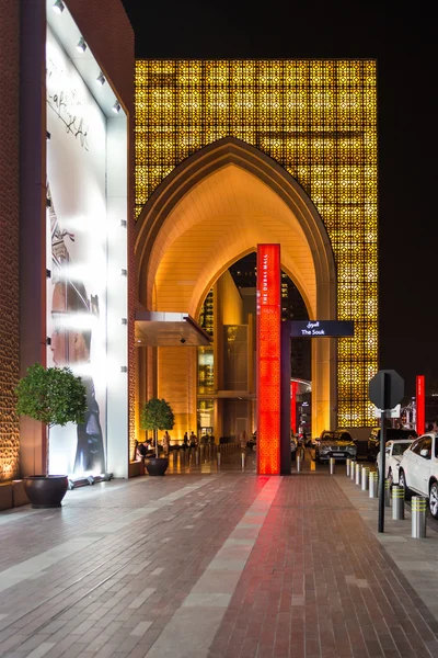 Entrada no shopping Dubai à noite . — Fotografia de Stock