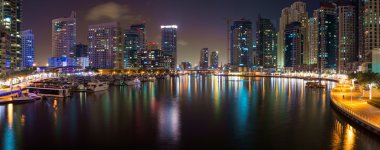 Dubai marinasının gece manzarası, uae.