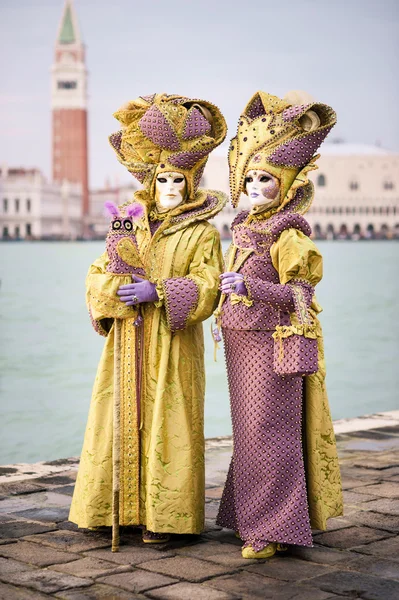 Karnevalen i Venedig, vackra masker på St. George island. — Stockfoto