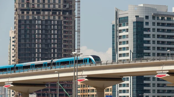 Yaklaşan Jumeirah Lakes Tower metro tren — Stok fotoğraf