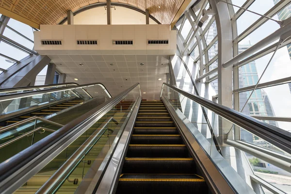 Jumeirah Lakes Tower metro station. — Stockfoto