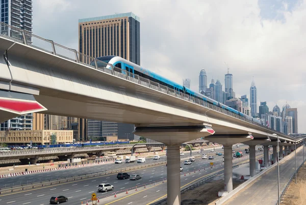 Yaklaşan Jumeirah Lakes Tower metro tren — Stok fotoğraf