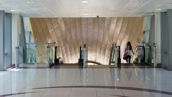 Jumeirah Lakes Tower metro station. — Stock Photo, Image