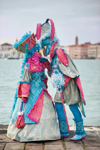 Carnevale di Venezia, belle maschere che si baciano a San . — Foto Stock