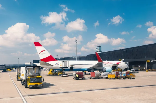 Wien havaalanında yatılı Avusturyalı Jet uçak. — Stok fotoğraf