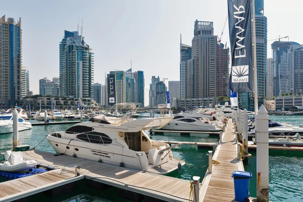 Cykeluthyrning i Dubai Marina. — Stockfoto