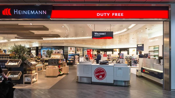 Duty free dentro do aeroporto de Bolonha — Fotografia de Stock