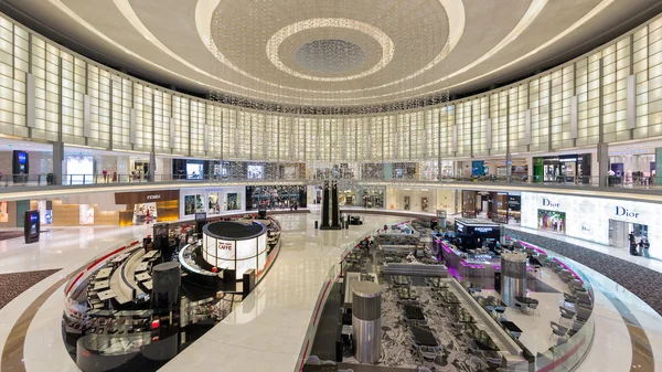 Personnes marchant à l'intérieur Dubai Mall . — Photo