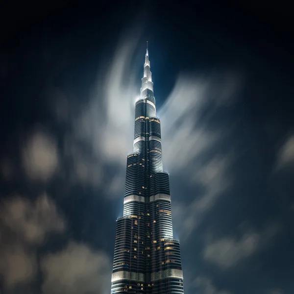 Vedere a turnului Burj Khalifa pe timp de noapte cu nori — Fotografie, imagine de stoc
