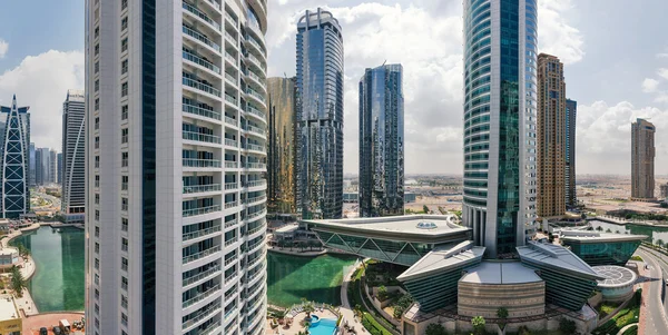 Byggnader i Jumeirah Lakes Towers. — Stockfoto