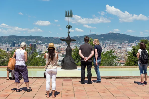 Turistas no terraço da Fundação Joan Miro — Fotografia de Stock