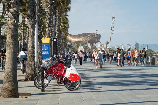 Mensen wandelen langs strand van Barceloneta — Stockfoto