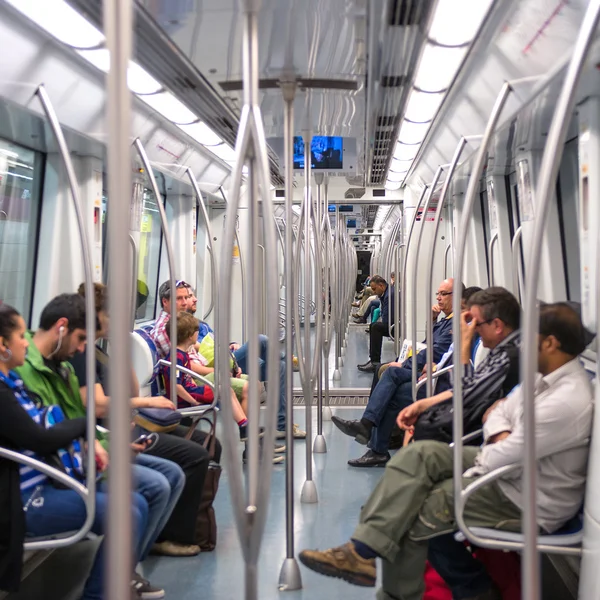 Commuters metro Vagon araçla. — Stok fotoğraf
