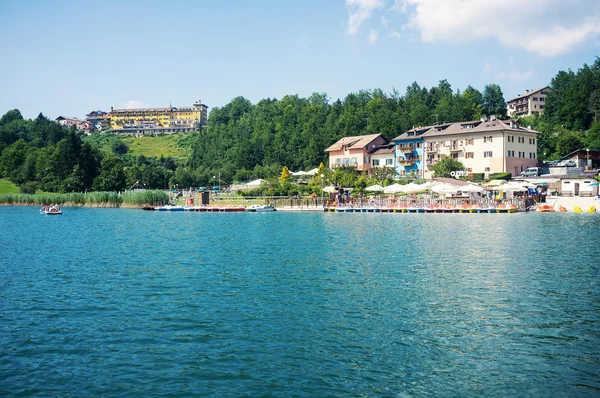 Turistas disfrutando del lago Lavarone —  Fotos de Stock
