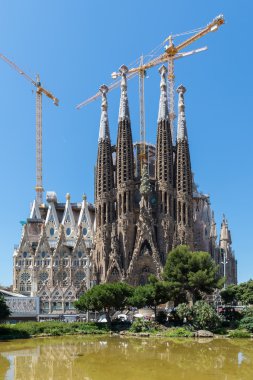 Mavi gökyüzü karşı da La Sagrada Familia Basilica.