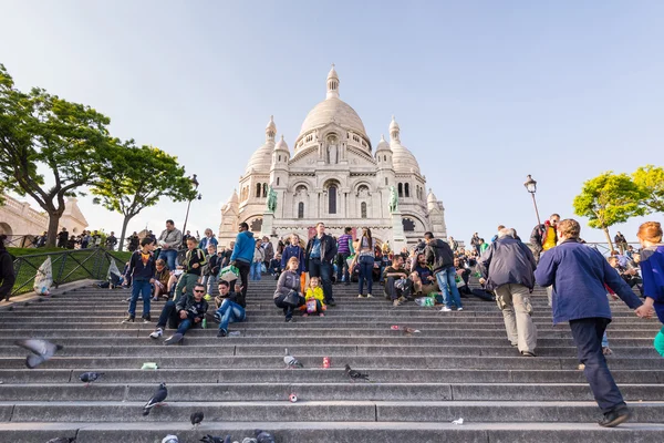 Tourists in front of Sacre Coeur Cathedral. — Stock Photo, Image