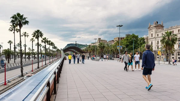 Lidí, kteří jdou na Passeig de Colom. — Stock fotografie