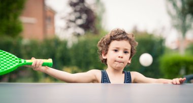 Pin pon açık oynayan genç çocuk. 