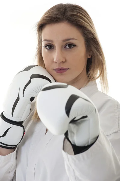 Rubia chica de artes marciales en kimono ejercicio de karate . — Foto de Stock