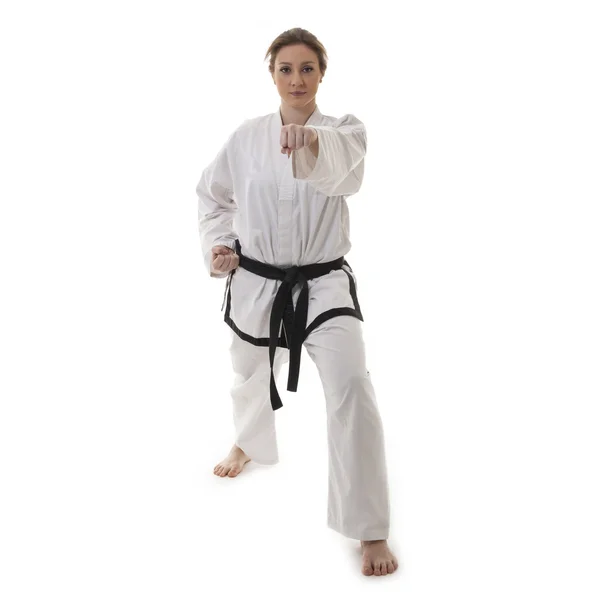 Blonde martial arts meisje in kimono uitoefening van karate. — Stockfoto