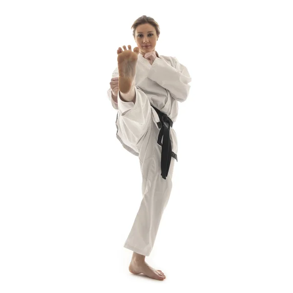 Блондинка в кимоно занимается карате . — стоковое фото