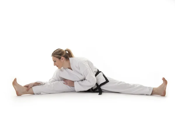 Blond bojová umění dívka v kimonu cvičit karate. — Stock fotografie