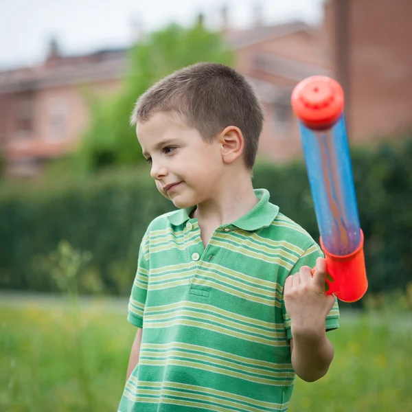 Jeune garçon avec un pistolet à eau . — Photo