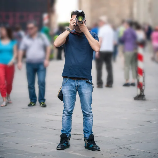 Young man taking photo with professional camera — Stock Photo, Image