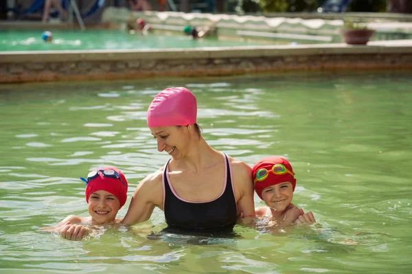 Mãe e filhos em piscina termal . — Fotografia de Stock