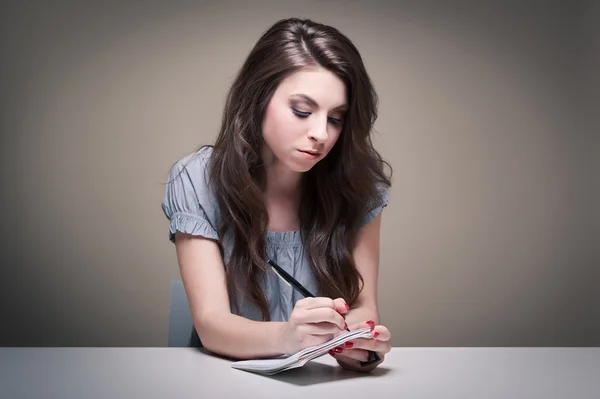 Jong meisje schrijven op laptop. — Stockfoto