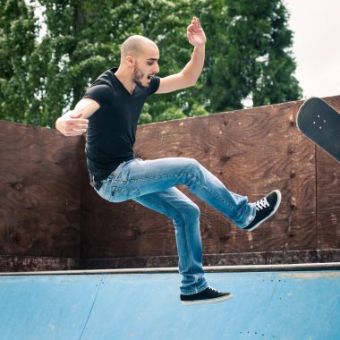 Halfpipe skatepark, üzerinden düşen kaykaycı.