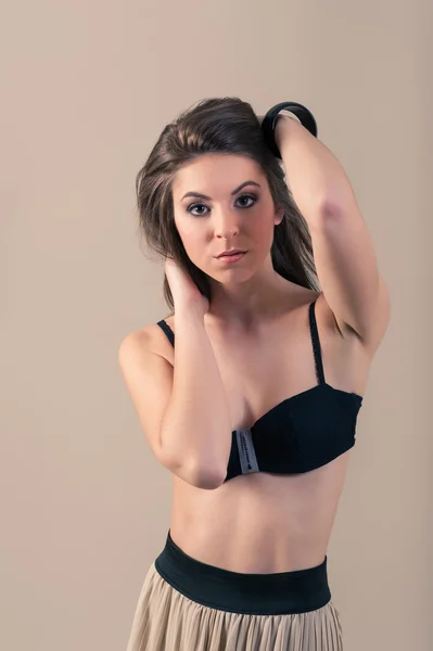 Mujer sexy vistiendo lencería contra fondo beige . —  Fotos de Stock