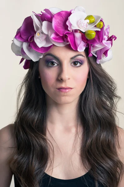 Orkide Pembe çiçek çelenk ile güzel kız.