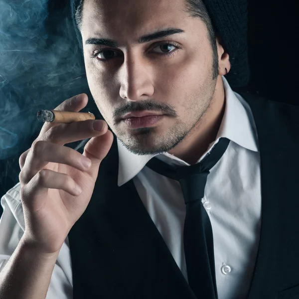 Jeune homme portrait rapproché avec cigare — Photo