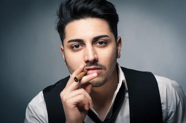 Junger Mann Nahaufnahme Porträt mit Zigarre — Stockfoto