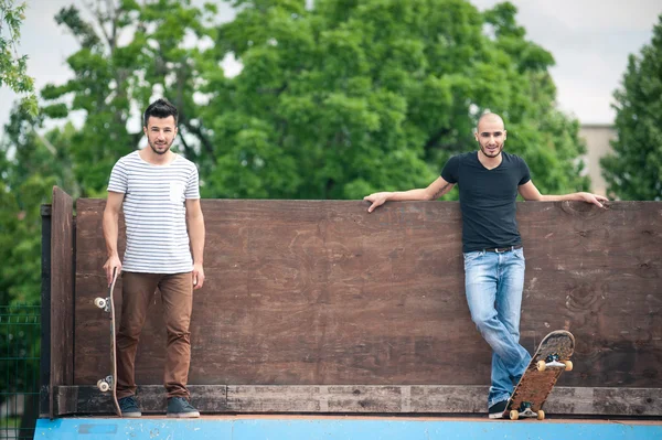 Deux amis skateboarder portrait debout — Photo