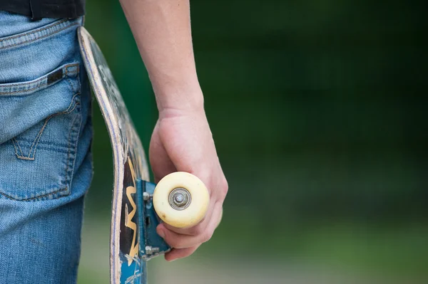 Man som håller skateboard — Stockfoto