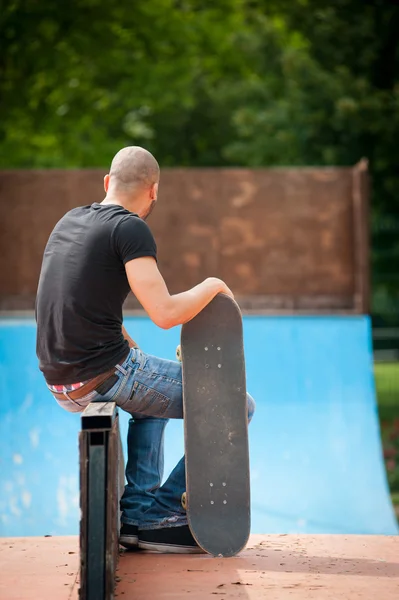 Skateboarder portret van achter. — Stockfoto