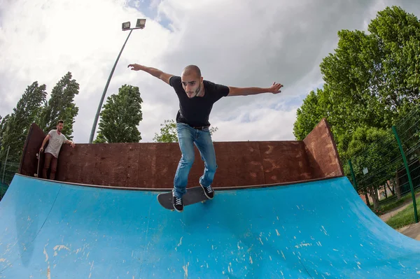 Skateboarder fazendo um truque de skate — Fotografia de Stock