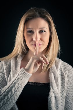 Portre sarışın kadını yakın